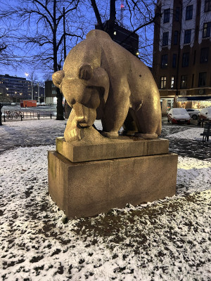 The bear statue 4 